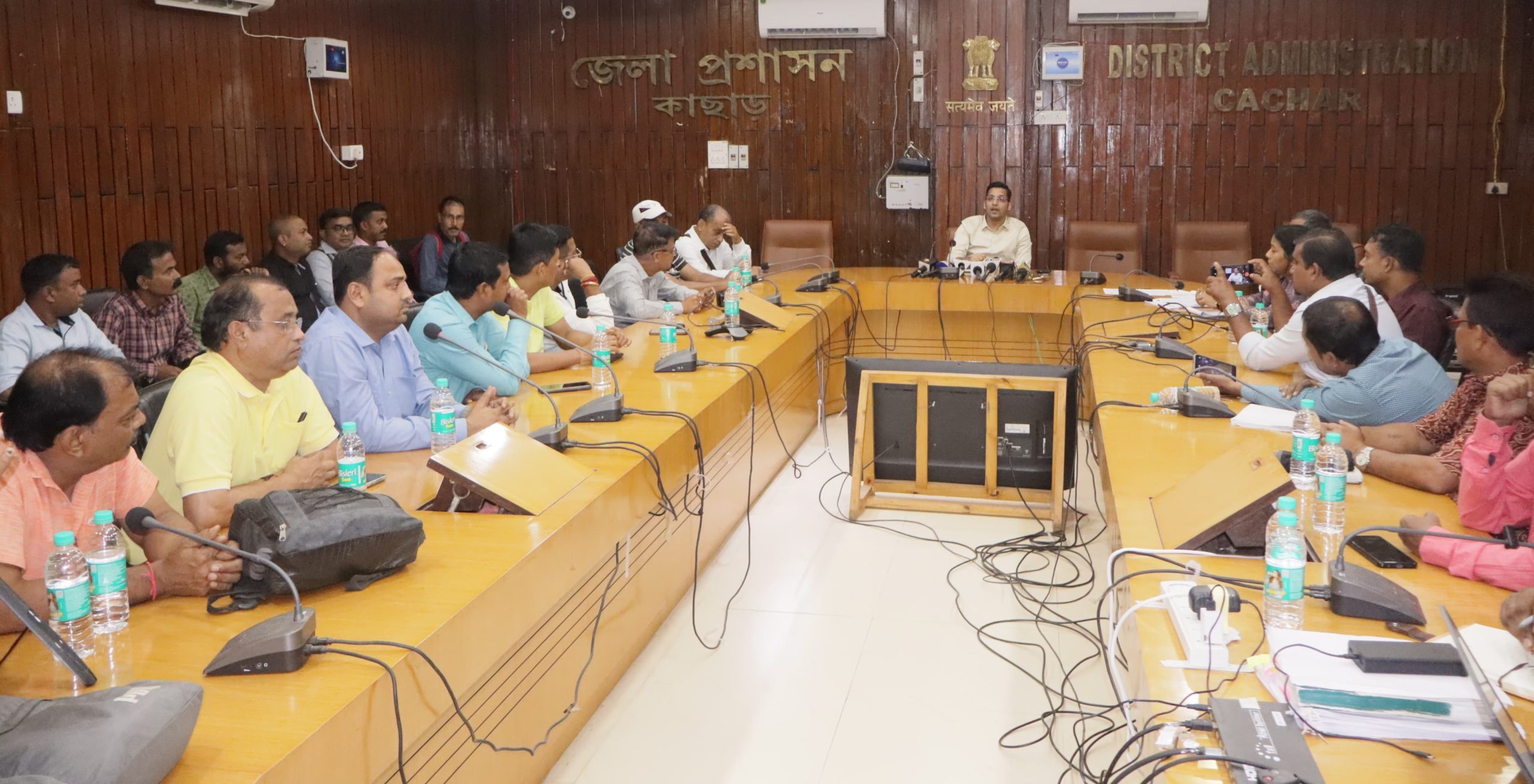 ঝুঁকিপূর্ণ এলাকাকে সুরক্ষিত রাখতে বিভাগগুলির প্রস্তুতি খতিয়ে দেখলেন জেলা আয়ুক্ত
