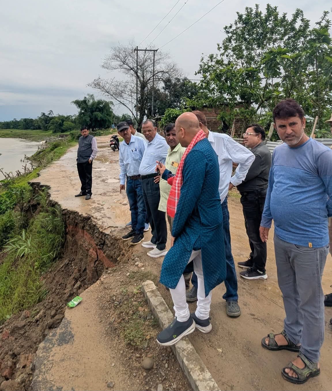 বর্ষা শুরু: প্রবল বৃষ্টিতে জলমগ্ন বিভিন্ন এলাকা, বেথুকান্দি ও কনকপুর নাথ পাড়ার বাঁধ পরিদর্শনে ড. রাজদীপ রায়