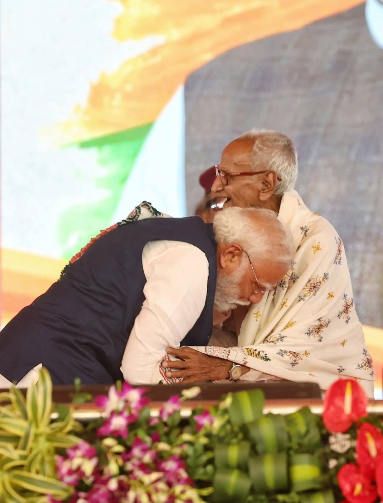 ব্রিগেডে ৯৭ বছরের প্রবীণ মাখনলালের পা ছুঁয়ে প্রণাম মোদীর, শ্যামাপ্রসাদের সঙ্গীকে সম্মান