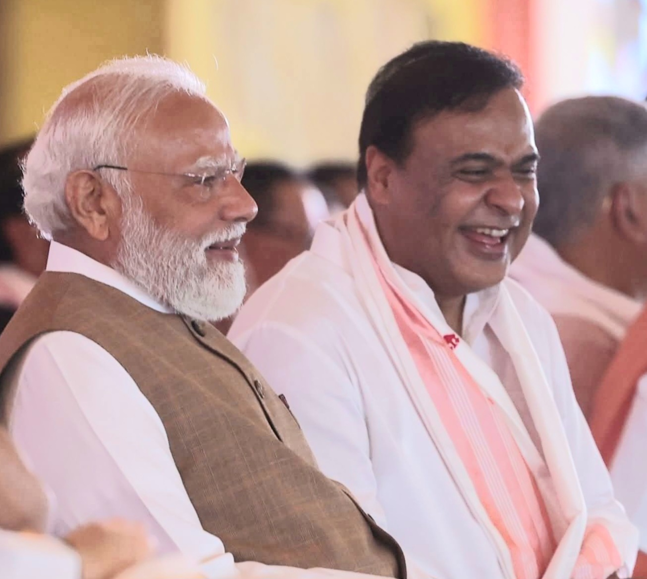 বাংলায় বিজেপি থাকায় আসাম বেশি নিরাপদ’: শপথের পরেই ইউসিসি ও সীমান্ত ইস্যুতে বার্তা হিমন্তের