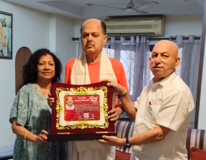 প্রাক্তন মন্ত্রী গৌতম রায়ের হাতে ‘উনিশের পদক-২০২৬’, কলকাতার বাসভবনে সম্মাননা প্রদান