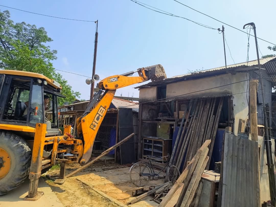 উচ্ছেদ অভিযানের মাধ্যমে বন্যা প্রশমন প্রচেষ্টা জোরদার করল কাছাড় জেলা প্রশাসন