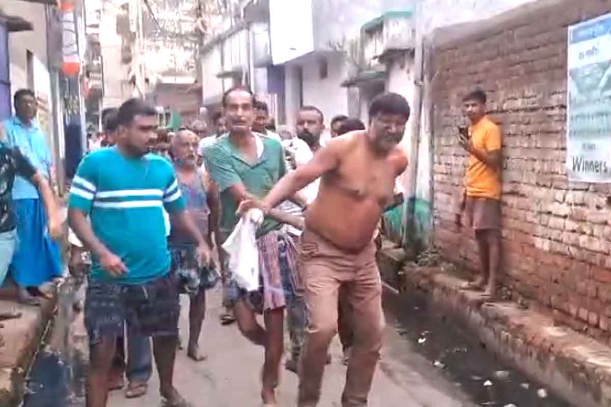 আবাসের ঘর দেওয়ার নামে কাটমানি, তৃণমূল নেতাকে জামা খুলিয়ে রাস্তায় ঘোরাল বিক্ষুব্ধরা