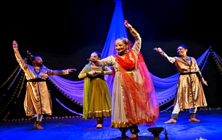 ‘পাসুরি’ খ্যাত শিল্পী সীমা কেরমানি করাচিতে আটক, নিন্দার ঝড়ের পর মুক্তি