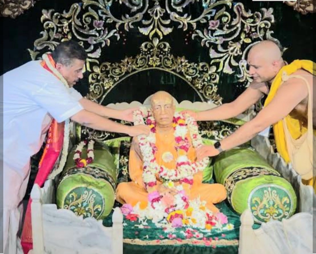 মুখ্যমন্ত্রী হয়ে প্রথমবার মায়াপুর ইসকনে শুভেন্দু, রাধামাধবকে সাষ্টাঙ্গে প্রণাম, করলেন গো-সেবাও