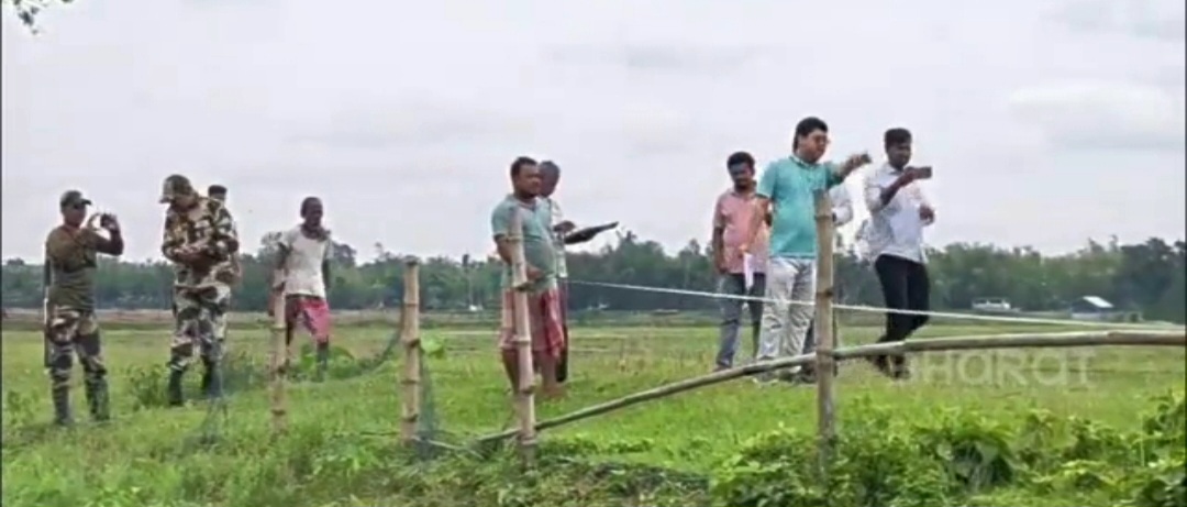 কাঁটাতারের জন্য জমি দিলেন সীমান্তবাসী