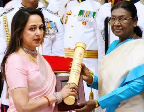 পদ্ম পুরস্কার নিতে গিয়ে চোখে জল, ধর্মেন্দ্রর স্মৃতিতে মন ভারাক্রান্ত হেমার