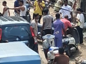 ভাঙা রাস্তার ফাঁদে প্রাণ যায় অবস্থা, অটোর ধাক্কায় আহত স্কুটি চালক – দাস কলোনির বেহাল দশা নিয়ে তীব্র ক্ষোভ