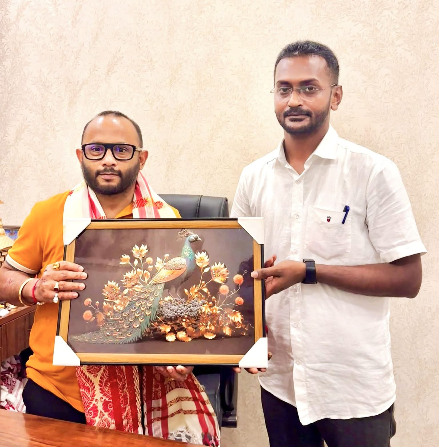 রামকৃষ্ণনগরের যুব নেতা বিশ্বরূপের হাতে সংবর্ধিত বিধায়ক ডিপ্লু রঞ্জন