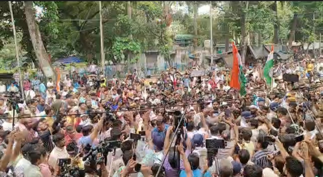 মুষলপর্বের মধ্যেই পথে মমতা — ‘যেখানে আটকাবে সেখানেই ধরনা’