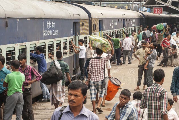 জরিমানা বাড়ার ধাক্কা, ট্রেনে ফিরছে শৃঙ্খলা, উদ্বেগে হকাররা