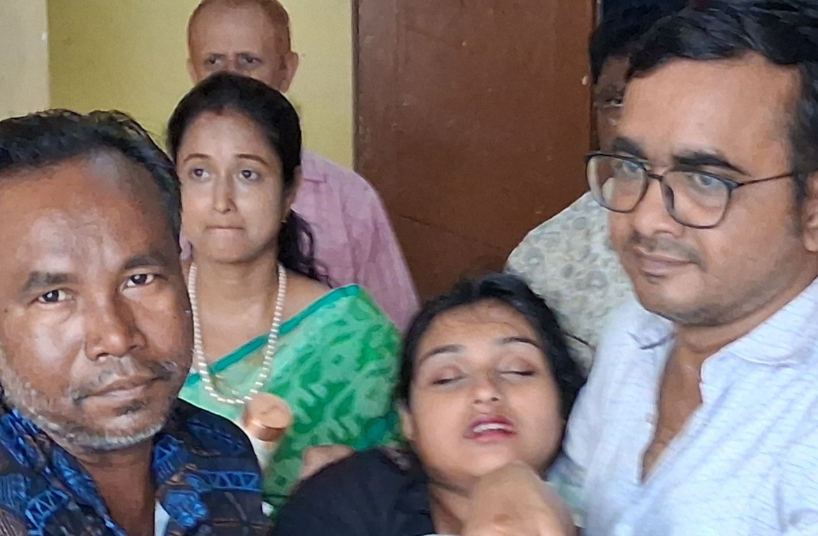 গান্ধীভবনে শিল্পী অজ্ঞান, মুখোশধারী সংস্কৃতি কর্মীদের নীরবতা