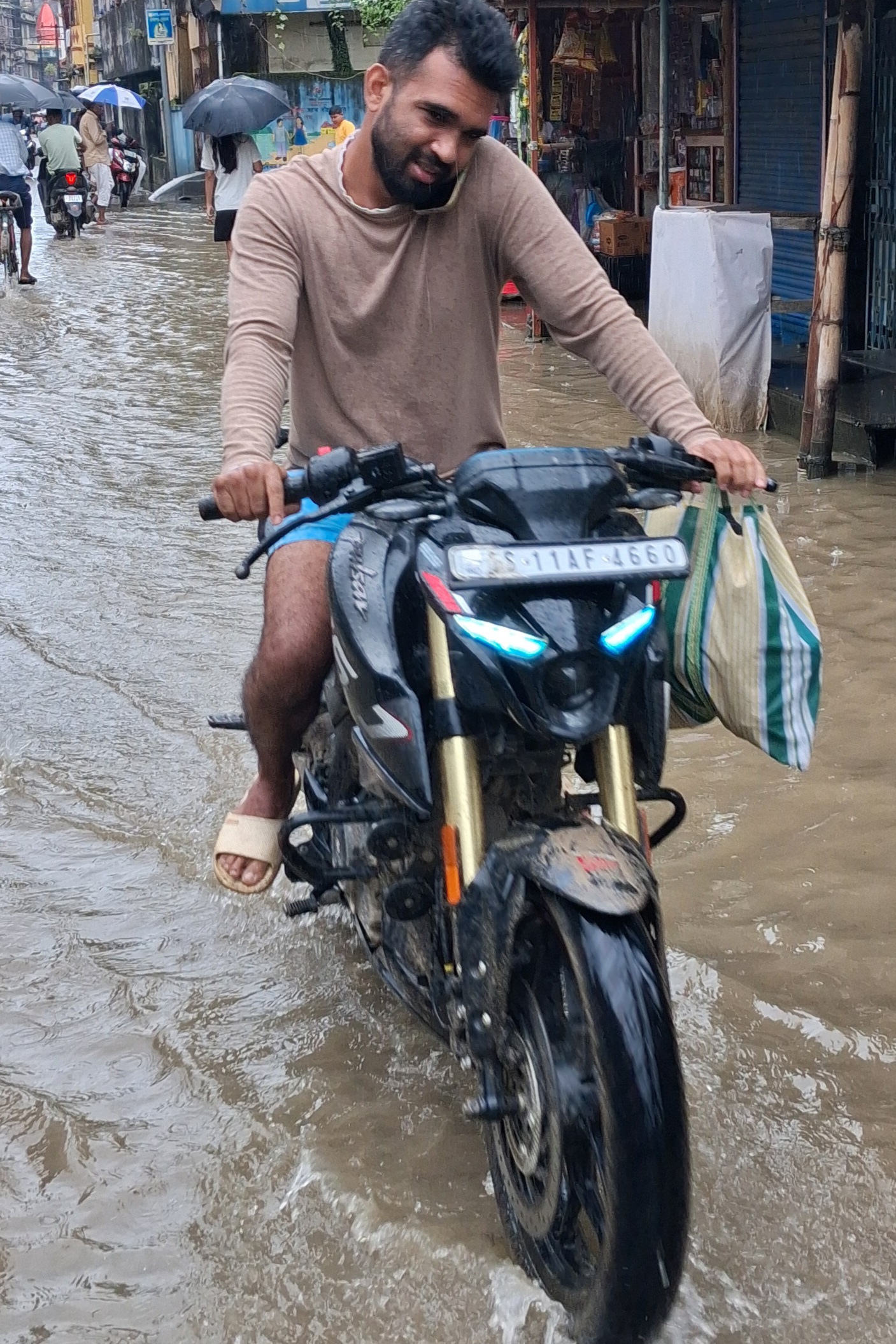 এক পশলা বৃষ্টিতেই নাজেহাল শিলচর, জলের তলায় বিলপার-রাধামাধব রোড