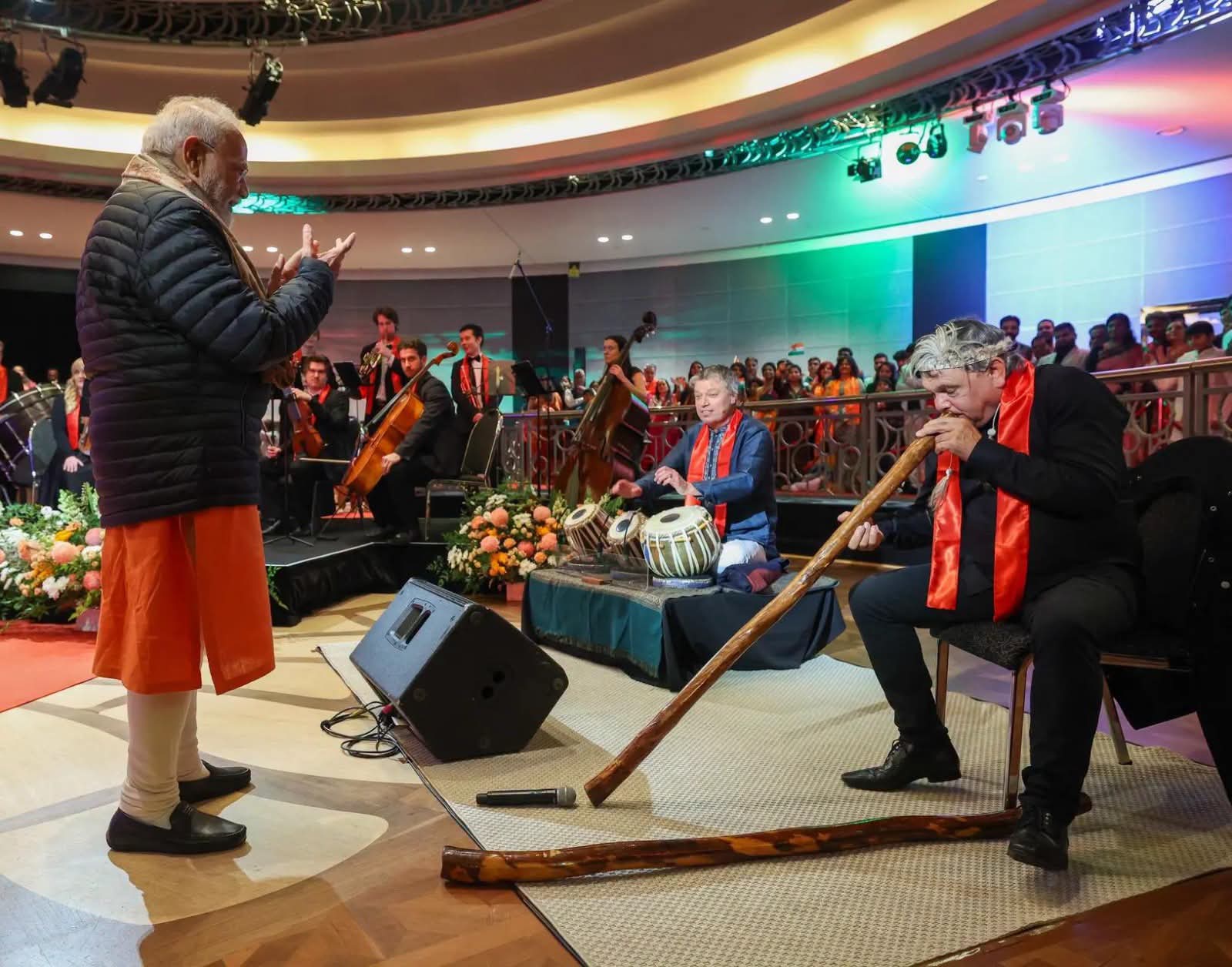 ডিজেরিডু আর তবলার সুরে মেলবোর্নে বরণ প্রধানমন্ত্রী নরেন্দ্র মোদীকে