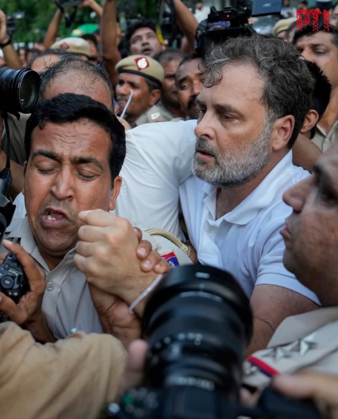 ‘ছাত্রদের নিয়ে রাজনীতি’ মন্ত্রীর পাল্টা, যন্তর মন্তরে ফের জনসমুদ্র, প্রধানমন্ত্রীর বাড়ির সামনে রাহুলকে আটক