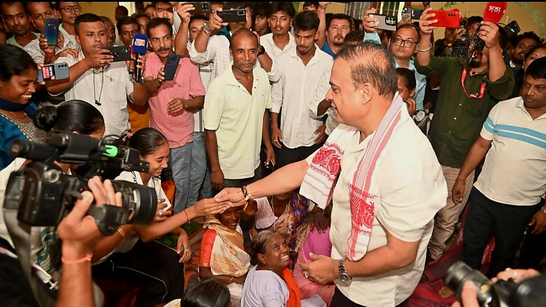 বোকাখাটের নুমলীগড় বন্যা ত্রাণ শিবির পরিদর্শন করলেন মুখ্যমন্ত্রী ড.হিমন্তবিশ্ব শর্মা