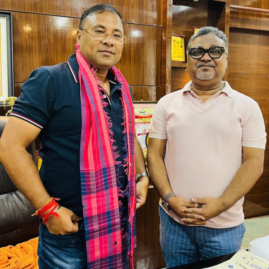 সংস্কৃতি মন্ত্রী বিমল বরার সঙ্গে ব্যতিক্রমের সৌজন্য সাক্ষাৎ
