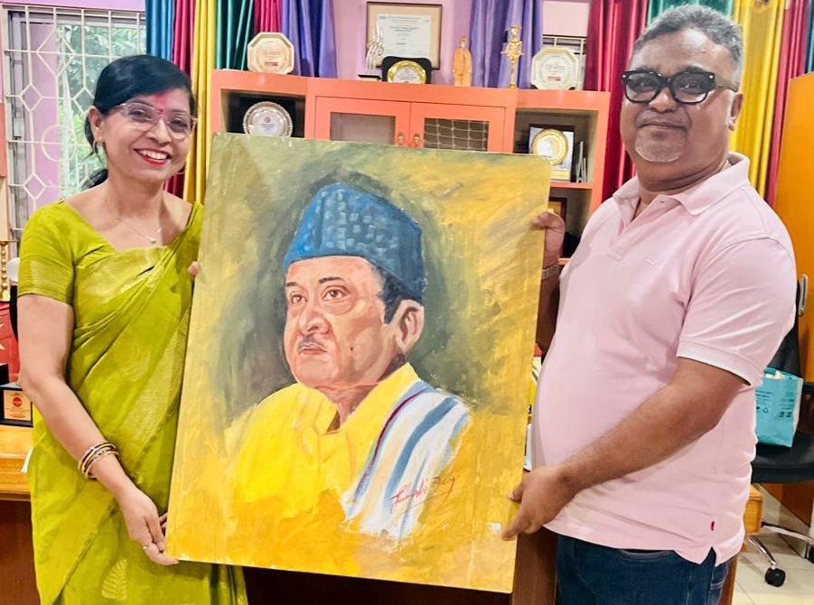 ভারতরত্ন ড.ভূপেন হাজারিকার জন্মশতবর্ষে শিল্প-শ্রদ্ধা, প্রতিকৃতি তুলে দিল ব্যতিক্রম