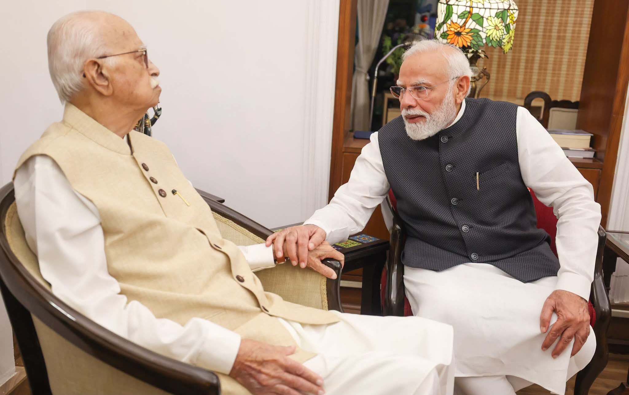 সরকার প্রধান হিসেবে ২৫ বছর পূর্ণ, প্রবীণ নেতা লালকৃষ্ণ আডবাণীর বাড়িতে গিয়ে আশীর্বাদ নিলেন প্রধানমন্ত্রী মোদী