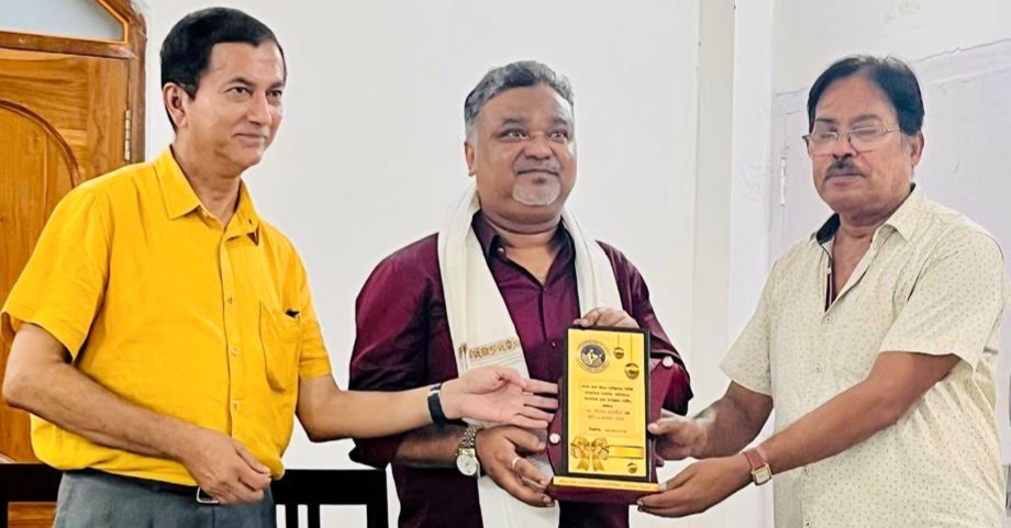 ডিব্রুগড়ের ইন্ডিয়া ক্লাবের তরফ থেকে উষ্ণ সংবর্ধনায় আবেগাপ্লুত ড.সৌমেন ভারতীয়া